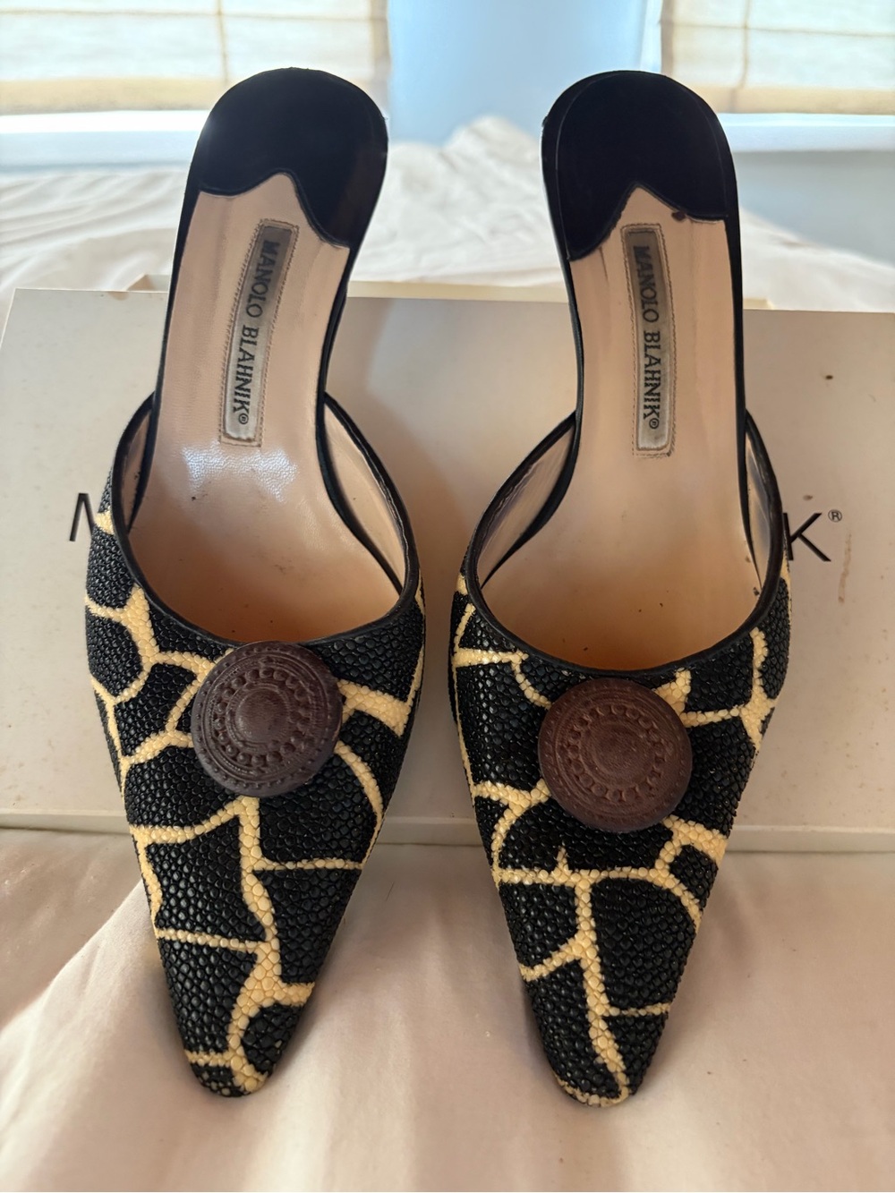 SIGNED Manolo Blahnik Black and Cream Stingray Kitten Heels
